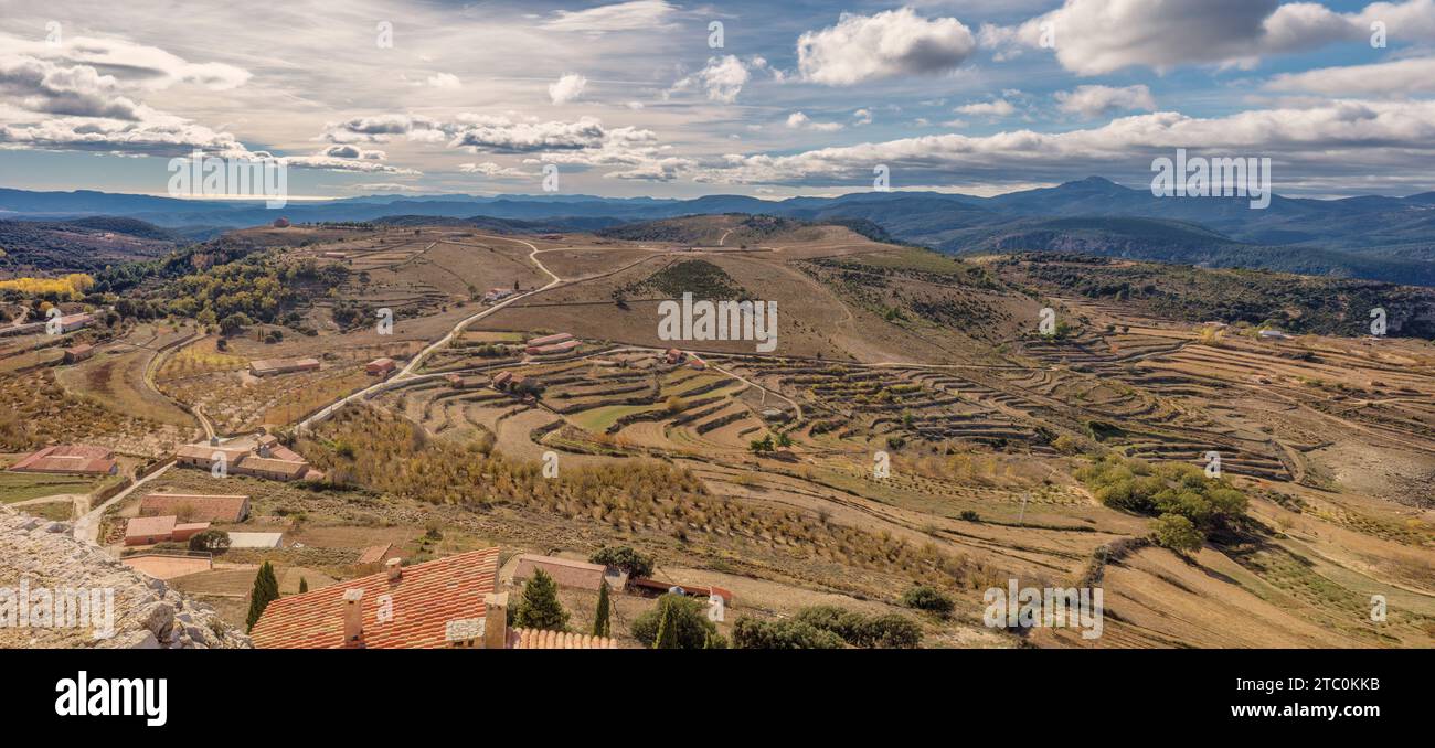 Vue panoramique sur les terres de Culla et l'ermitage de San Cristobal de Benasal en arrière-plan. La plus belle ville d'Espagne, Castellon Banque D'Images