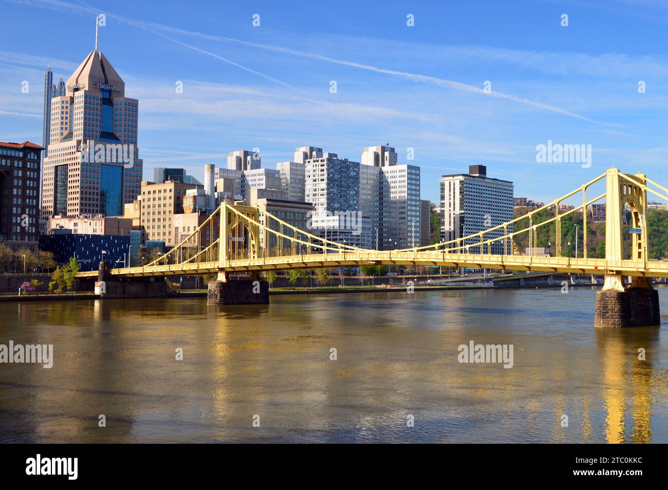 Le pont Roberto Clemente traverse la rivière en direction du centre-ville de Pittsburgh Banque D'Images