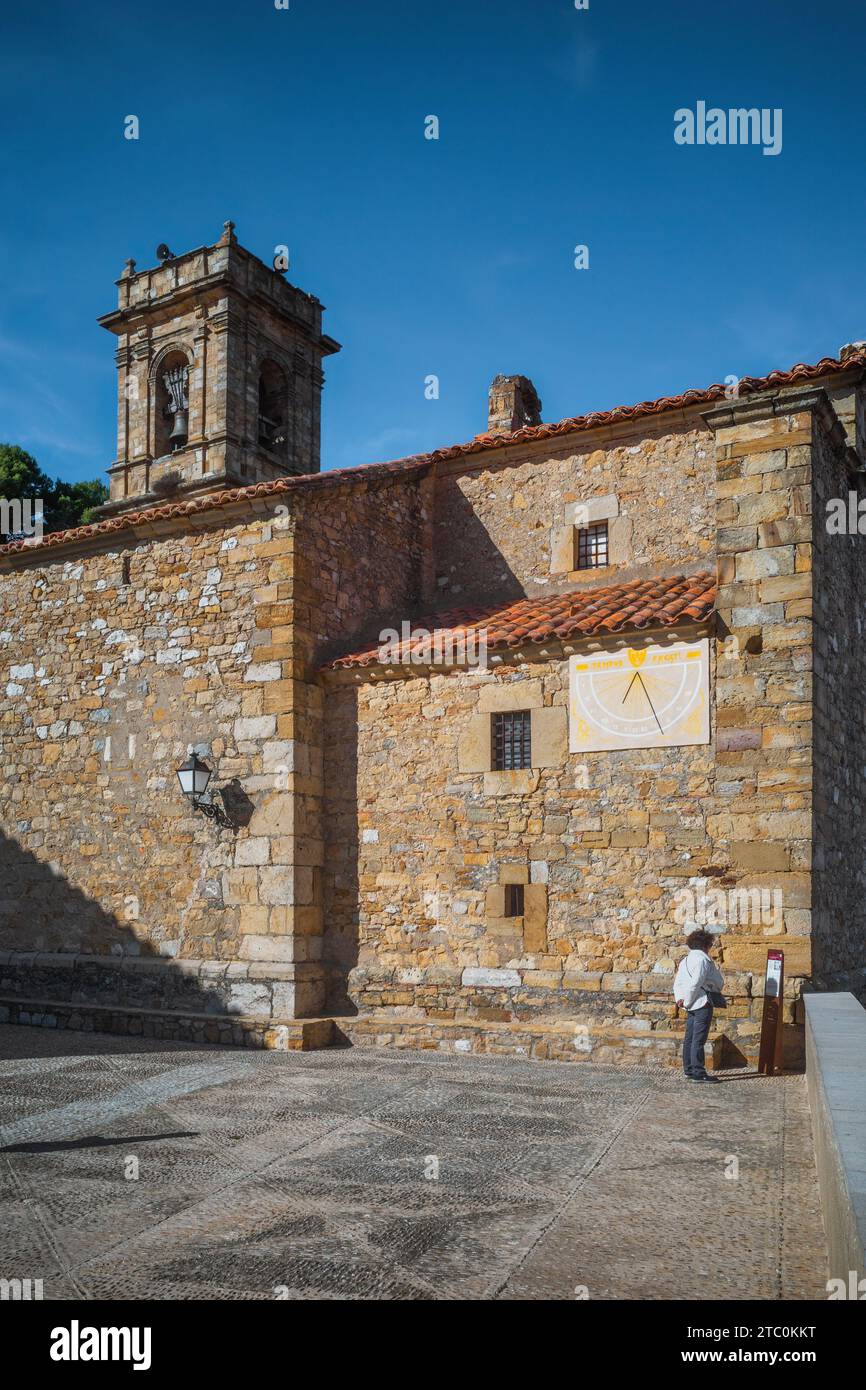 Femme sur la tour de guet, balcon donnant sur les terres de Culla avec l'église du Salvador et son cadran solaire sur la façade, Castellon, Espagne, Europe Banque D'Images