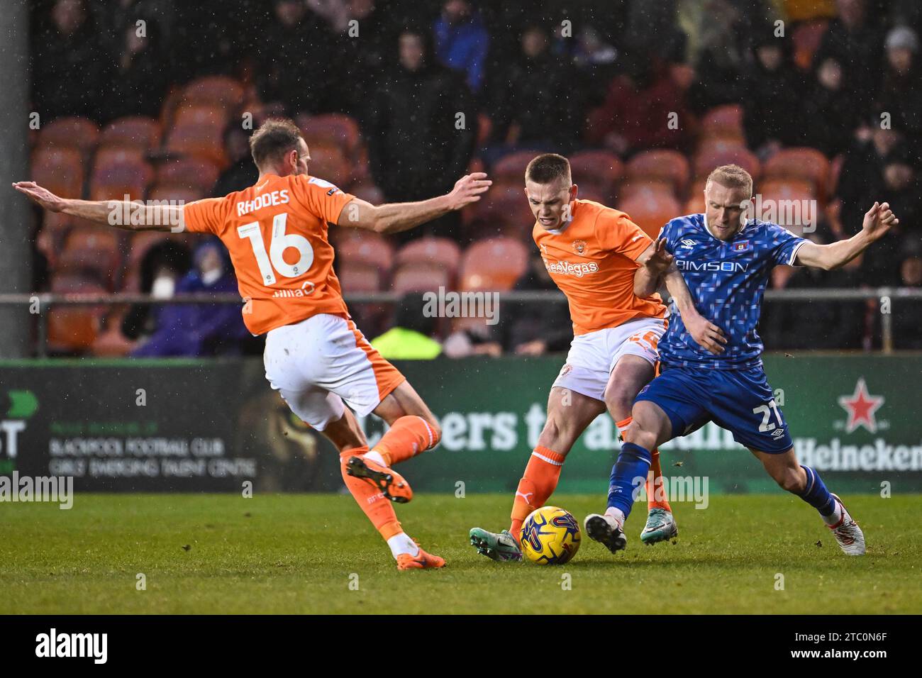 Andy Lyons #24 de Blackpool et Dylan McGeouch #21 de Carlisle United se battent pour le ballon lors du match Sky Bet League 1 Blackpool vs Carlisle United à Bloomfield Road, Blackpool, Royaume-Uni, le 9 décembre 2023 (photo de Craig Thomas/News Images) dans, le 12/9/2023. (Photo Craig Thomas/News Images/Sipa USA) crédit : SIPA USA/Alamy Live News Banque D'Images