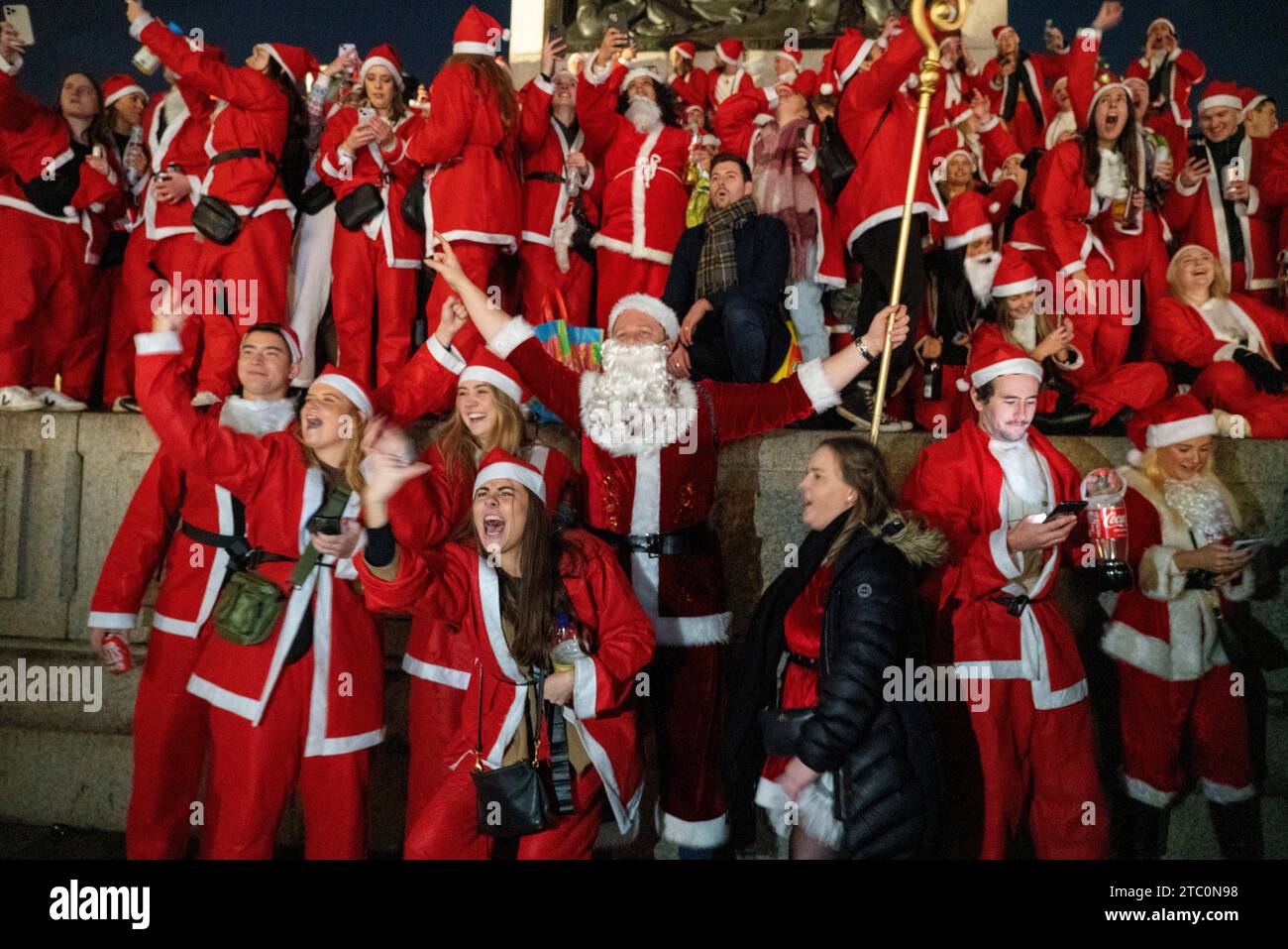 Trafalgar Square, Londres, Royaume-Uni. 9 décembre 2023. Des centaines de personnes passent la journée à aller de pub en pub habillés en Père Noël, avant de se retrouver à Trafalgar Square. Crédit : Natasha Quarmby/Alamy Live News Banque D'Images