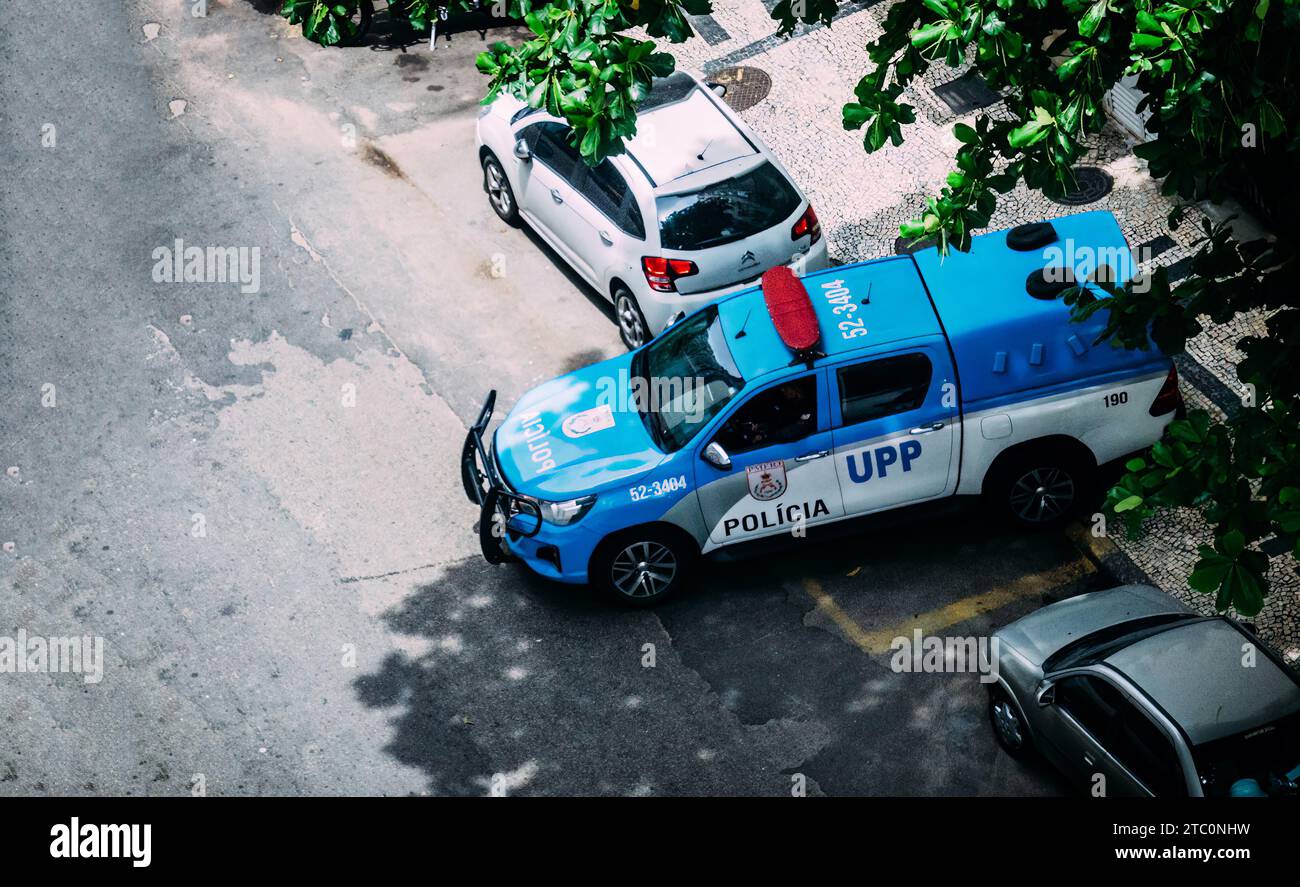 Rio de Janeiro, Brésil - 9 décembre 2023 : patrouille de voiture de la police militaire de Rio de Janeiro dans le quartier de Copacabana à Rio de Janeiro, Brésil Banque D'Images