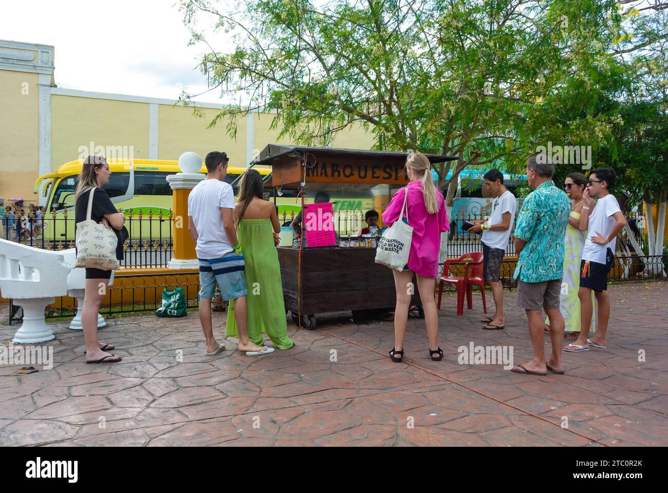 Valladolid, Yucatan, Mexique, les touristes achètent des marquisitas à un stand dans le parc, éditorial seulement. Banque D'Images