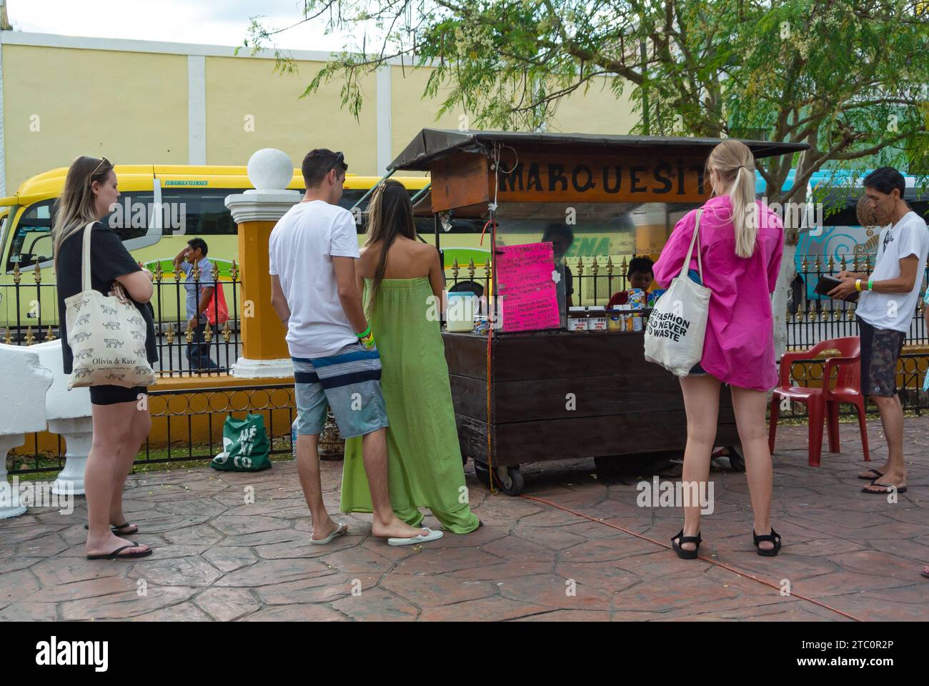 Valladolid, Yucatan, Mexique, les touristes achètent des marquisitas à un stand dans le parc, éditorial seulement. Banque D'Images