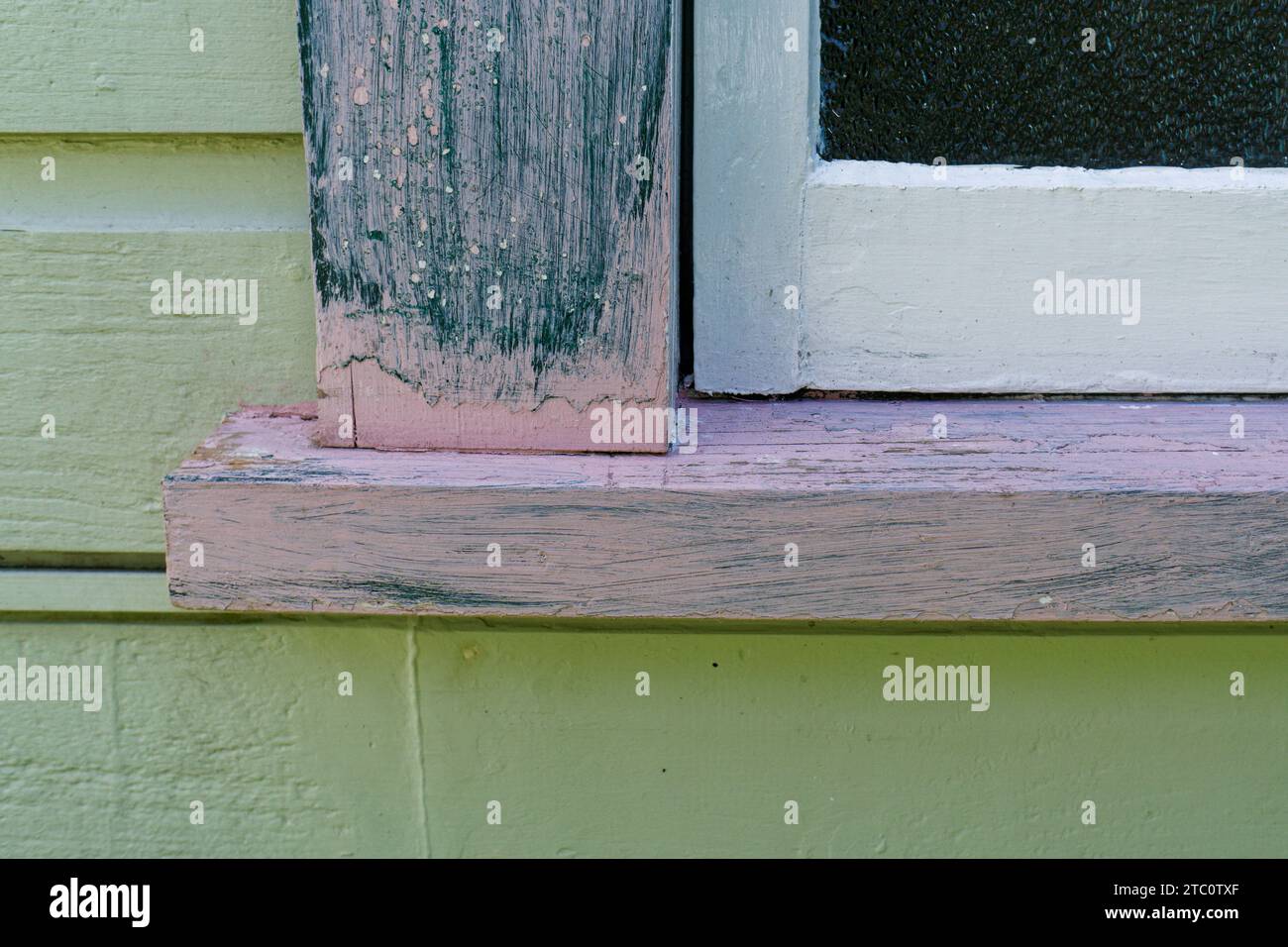 Cadre de fenêtre en bois pourri en réparation, apprêté et prêt pour une couche supérieure de peinture, rénovant et entretenant une ancienne villa ou bungalow Kiwi en bois. AO Banque D'Images