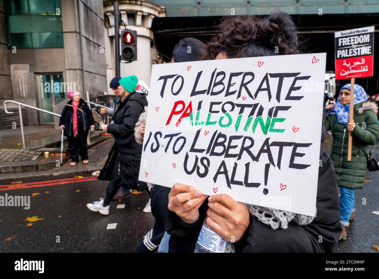 Centre de Londres, 9 décembre, Royaume-Uni, 2023 - des milliers de personnes ont défilé aujourd'hui dans le centre de Londres pour exiger un feu permanent à Gaza afin de permettre l'acheminement d'une aide essentielle à la population civile dévastée par la guerre en cours. Crédit : Natasha Quarmby/Alamy Live News Banque D'Images