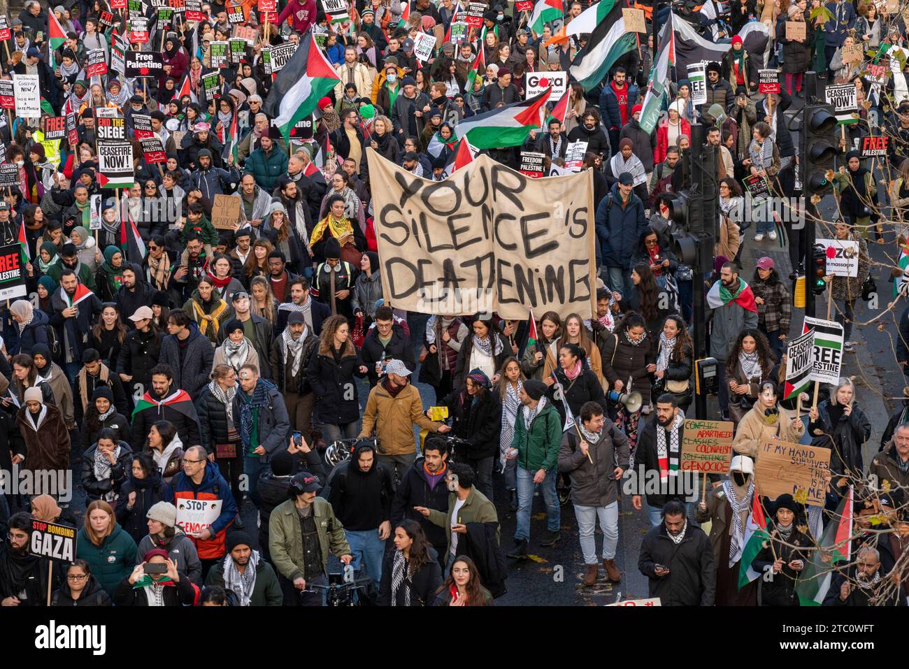 Centre de Londres, 9 décembre, Royaume-Uni, 2023 - des milliers de personnes ont défilé aujourd'hui dans le centre de Londres pour exiger un feu permanent à Gaza afin de permettre l'acheminement d'une aide essentielle à la population civile dévastée par la guerre en cours. Crédit : Natasha Quarmby/Alamy Live News Banque D'Images