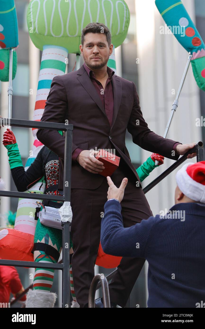 New York, États-Unis, le 09 décembre 2023 - le chanteur Michael Buble et des milliers de peuples habillés en costume de Père Noël ont célébré aujourd'hui le SANTACON In 2023 Banque D'Images