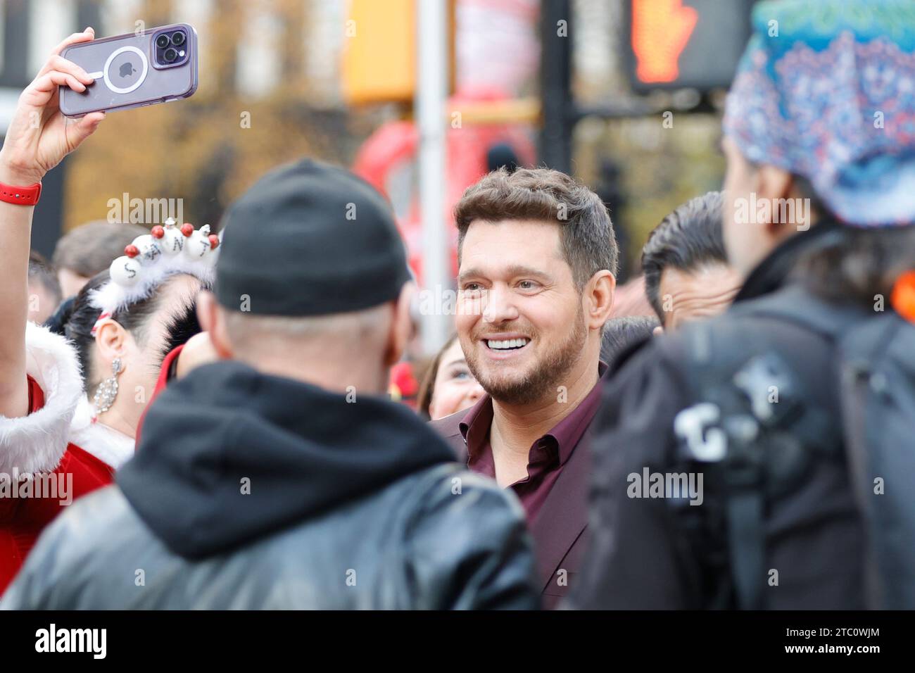 New York, États-Unis, le 09 décembre 2023 - le chanteur Michael Buble et des milliers de peuples habillés en costume de Père Noël ont célébré aujourd'hui le SANTACON In 2023 Banque D'Images