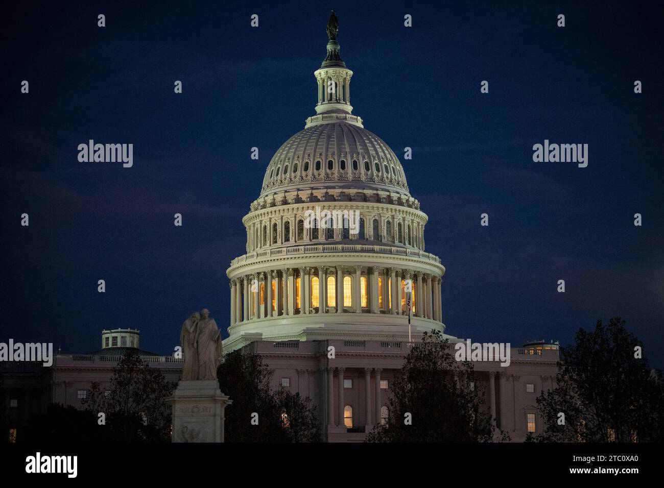 Washington, États-Unis. 09 décembre 2023. Une vue générale du bâtiment du Capitole des États-Unis au crépuscule, à Washington, DC, le samedi 9 décembre, 2023. (Graeme Sloan/Sipa USA) crédit : SIPA US/Alamy Live News Banque D'Images