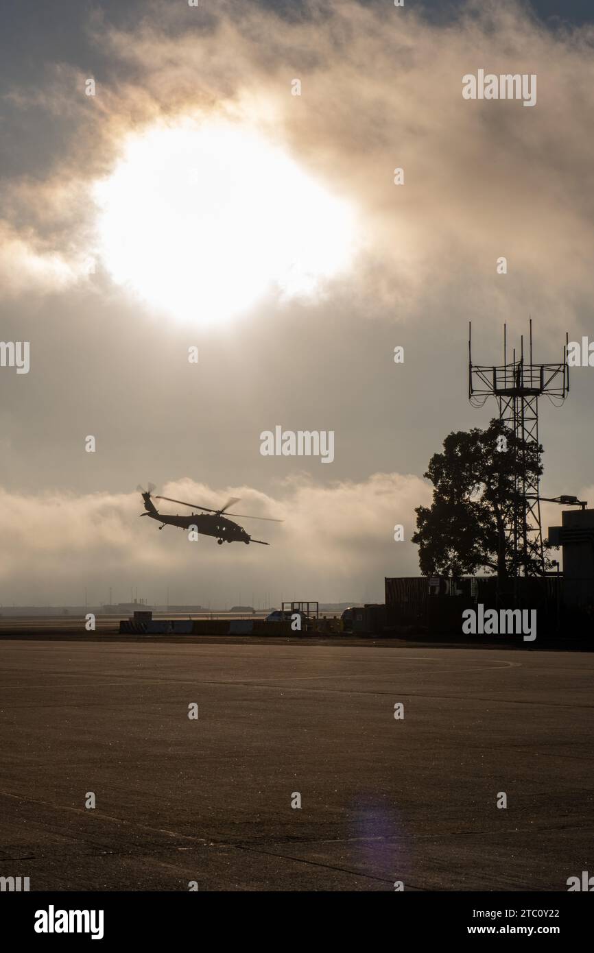 Un hélicoptère du 943d Rescue Group HH-60G Pave Hawk décolle pendant un lointain Fury Stallion à la Naval Air Station North Island, Californie, le 6 décembre 2023. Cet exercice conjoint, en conjonction avec l’exercice Steel Knight 23.2, a présenté une occasion unique dans des conditions éloignées et austères de valider l’interopérabilité de l’aile au sein de l’équipe conjointe tout en réaffirmant la létalité, la précision et la capacité de l’aile à combattre et à gagner dans les environnements opérationnels futurs, comme la région Indo-Pacifique. (Photo de l'armée de l'air américaine par Nicole Koreen) Banque D'Images