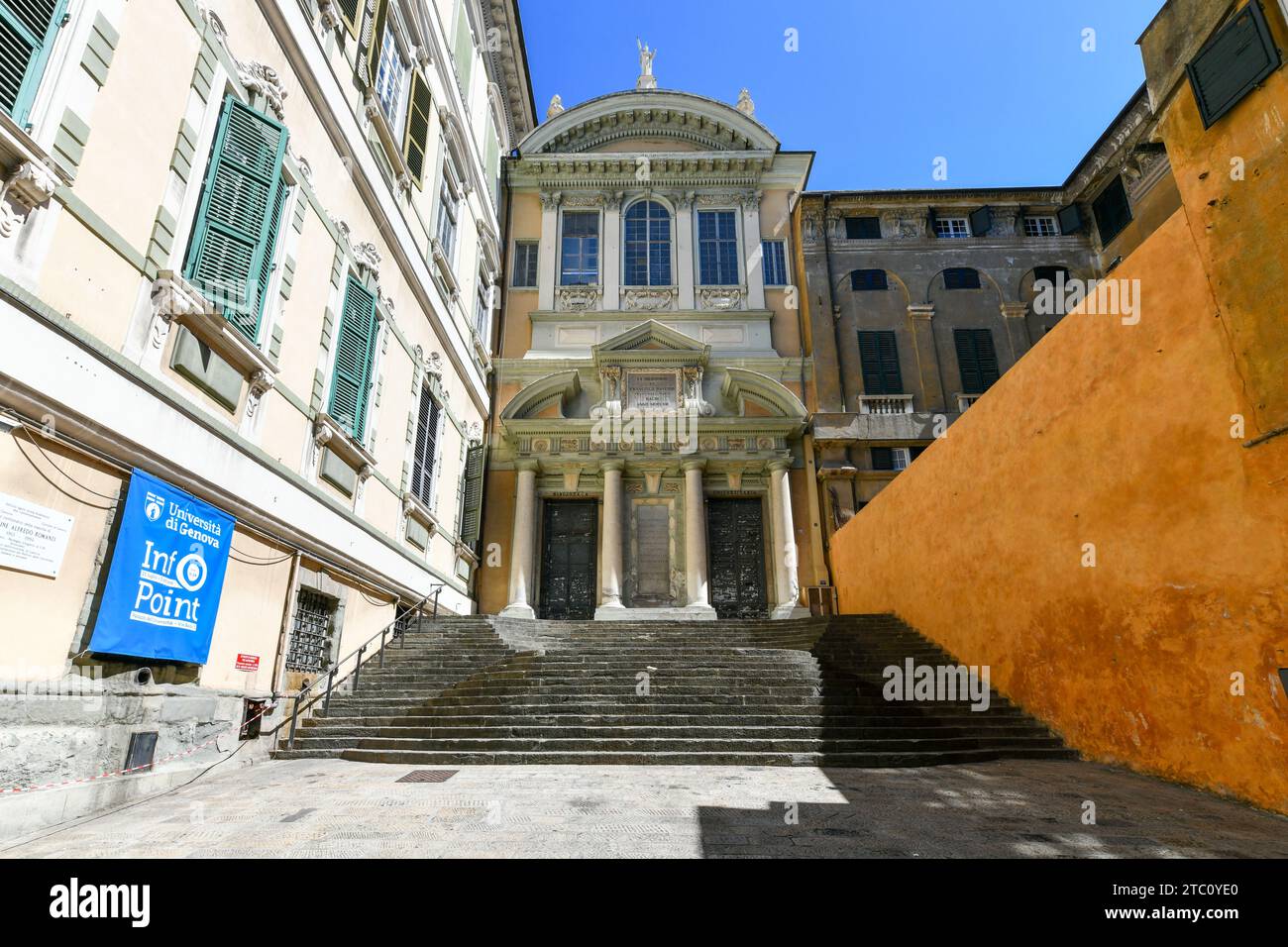 Gênes, Italie - 30 juillet 2022 : l'ancienne église des Saints Gerolamo et Francesco Saverio dans le centre historique de Gênes Banque D'Images