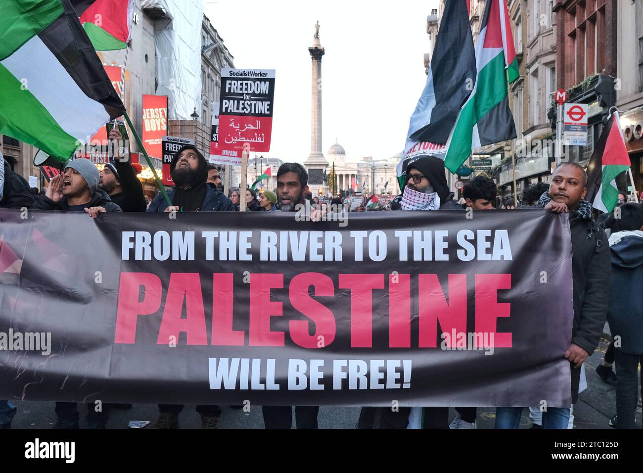 Londres, Royaume-Uni. 9 décembre 2023. Les manifestants tiennent une bannière avec des chants populaires qui a provoqué la controverse : «du fleuve à la mer, la Palestine sera libre.» Des dizaines de milliers de personnes défilent de la ville de Londres à la place du Parlement pour appeler à un cessez-le-feu permanent à Gaza alors que la guerre Israël-Hamas passe deux mois plus tard. Crédit : Photographie de onzième heure / Alamy Live News Banque D'Images