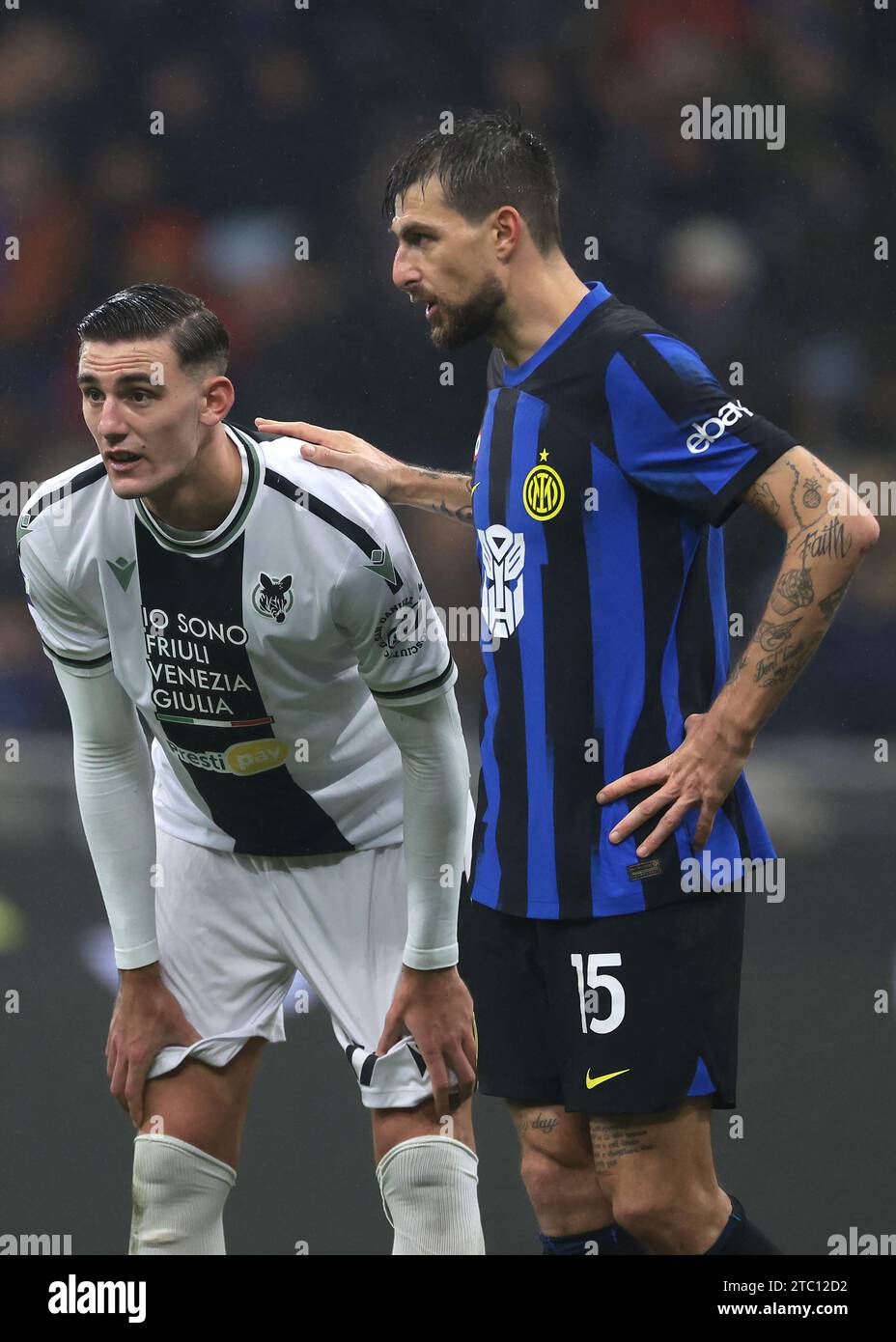 Milan, Italie. 9 décembre 2023. Francesco Acerbi du FC Internazionale donne un coup de pouce à Lorenzo Lucca de l'Udinese Calcio lors du match de Serie A à Giuseppe Meazza, Milan. Le crédit photo devrait se lire : Jonathan Moscrop/Sportimage crédit : Sportimage Ltd/Alamy Live News Banque D'Images