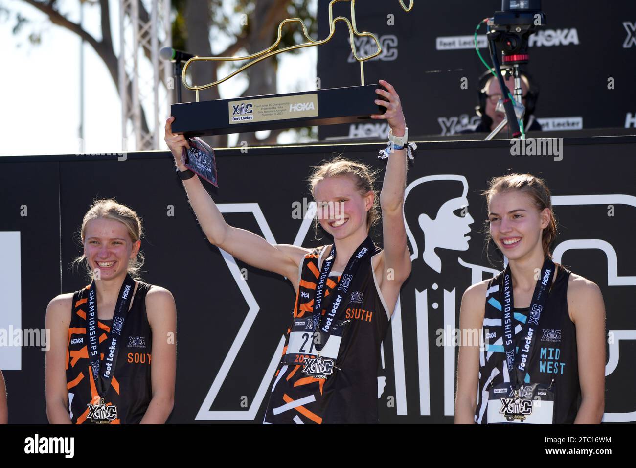 Elizabeth Leachman (au centre) pose avec trophée après avoir remporté la course des filles en 16:50,7 lors du Foot Locker Cross Country Championships au Morley Field, samedi 9 décembre 2023, à San Diego. De gauche à droite : Zllie Zealand, Leachman et Rachel Forsyth, troisième place. Banque D'Images