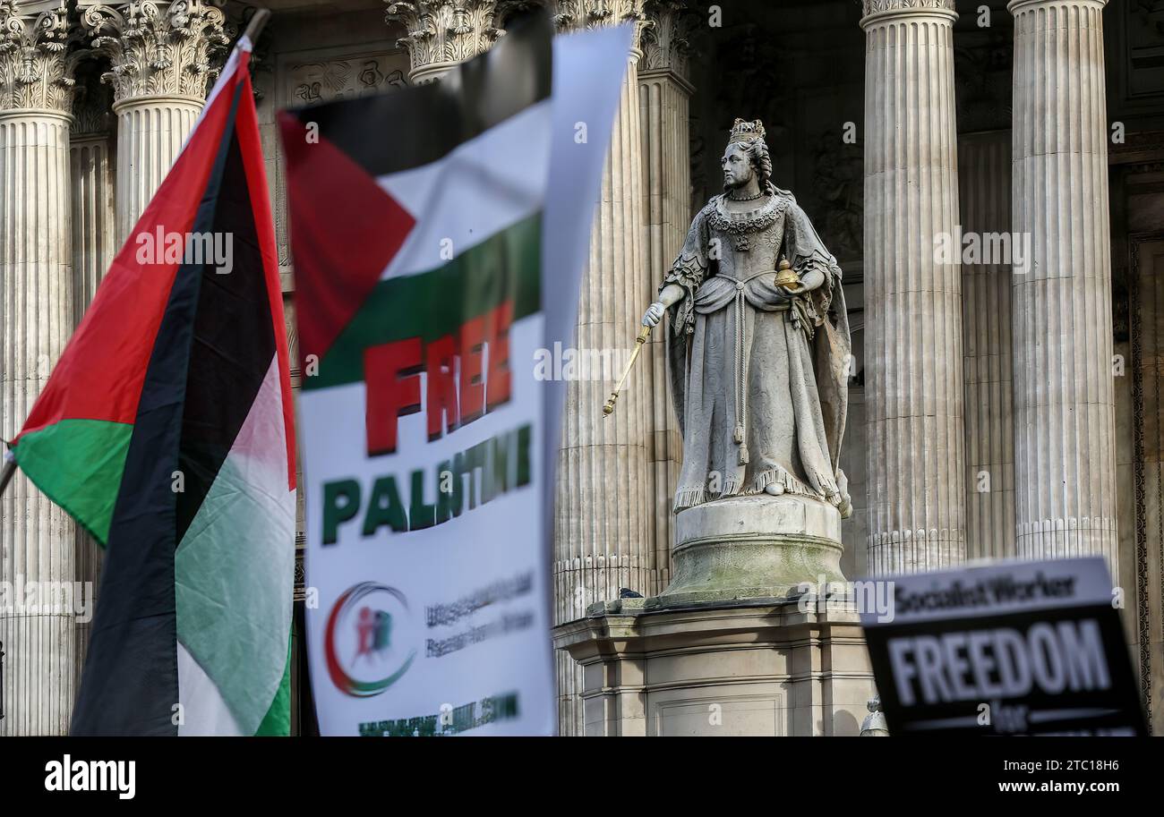 Londres, Royaume-Uni. 09 décembre 2023. Les manifestants portent des drapeaux et des pancartes devant la statue de la reine Victoria à l'extérieur de la cathédrale Saint-Paul. Des milliers de personnes se réunissent pour appeler à un cessez-le-feu total dans la guerre entre Israël et le Hamas. Même s’il y a eu une pause dans l’hostilité à Gaza récemment, les agences d’aide disent qu’il n’a pas été assez long pour atteindre les 1,1 millions d’enfants ayant un besoin urgent d’aide. Des milliers de civils ont été tués à Gaza et en Israël depuis octobre 7 2023 après le déclenchement d’une guerre après que le Hamas eut tué plus de 1000 Israéliens et pris 220 otages. Crédit : SOPA Images Limited/Alamy Live News Banque D'Images