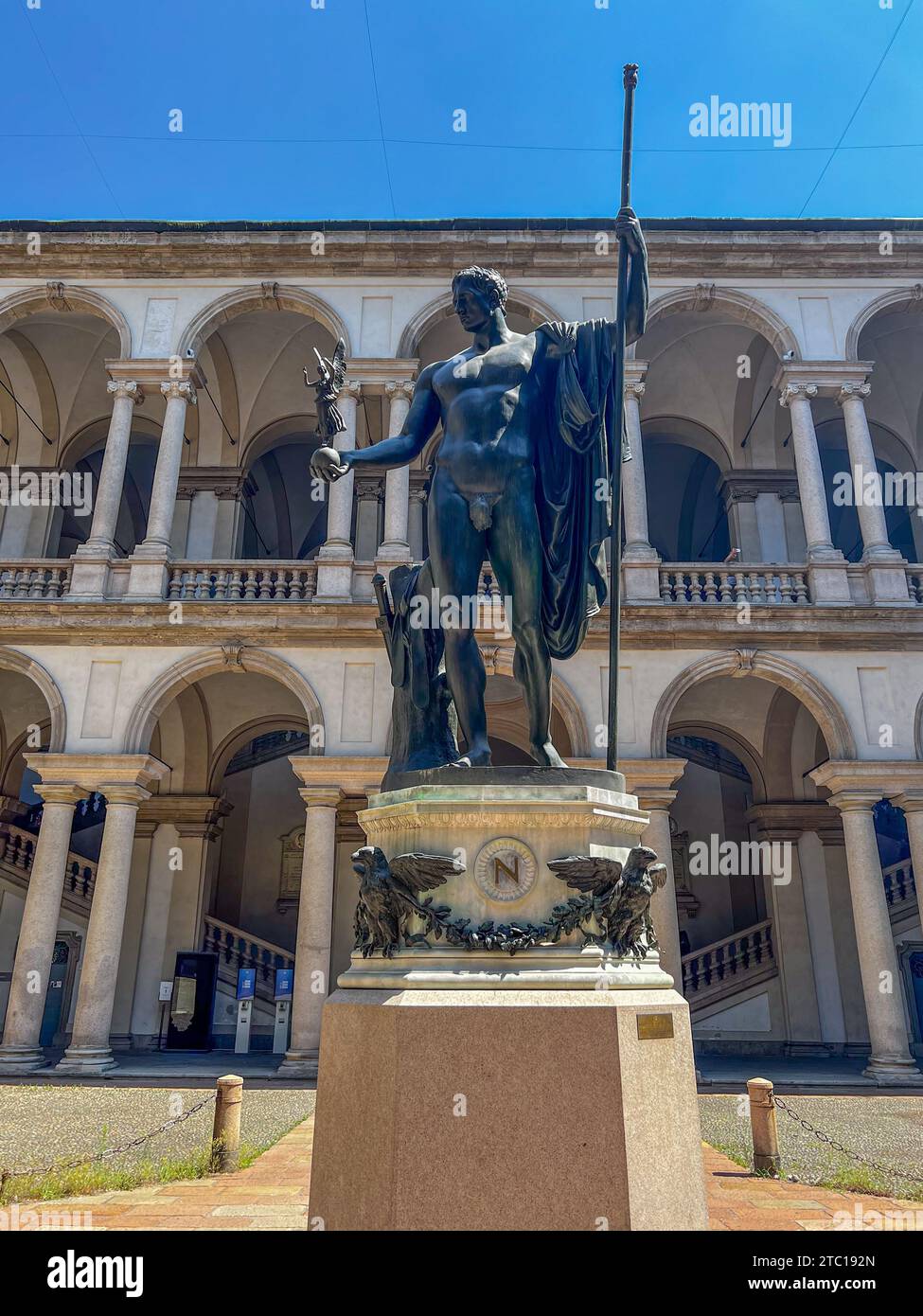 Milan, Italie - 3 août 2022 : Cloître de l'Académie des Beaux-Arts de Brera, également connue sous le nom d'Académie de Brera pour la formation des nouveaux artistes Banque D'Images Milan, Italie - 3 août 2022 : Cloître de l'Académie des Beaux-Arts de Brera, également connue sous le nom d'Académie de Brera pour la formation des nouveaux artistes Banque D'Images