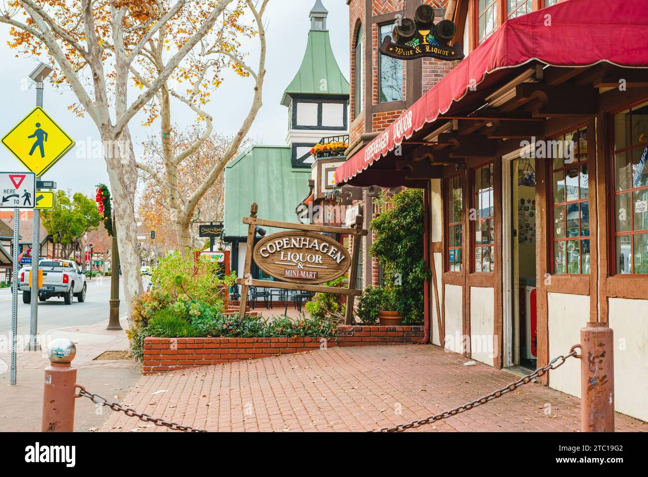 Solvang, Californie, États-Unis - magasin de spiritueux 8 décembre 2022 Copenhague à Solvang. Architecture, vue sur la rue. Banque D'Images