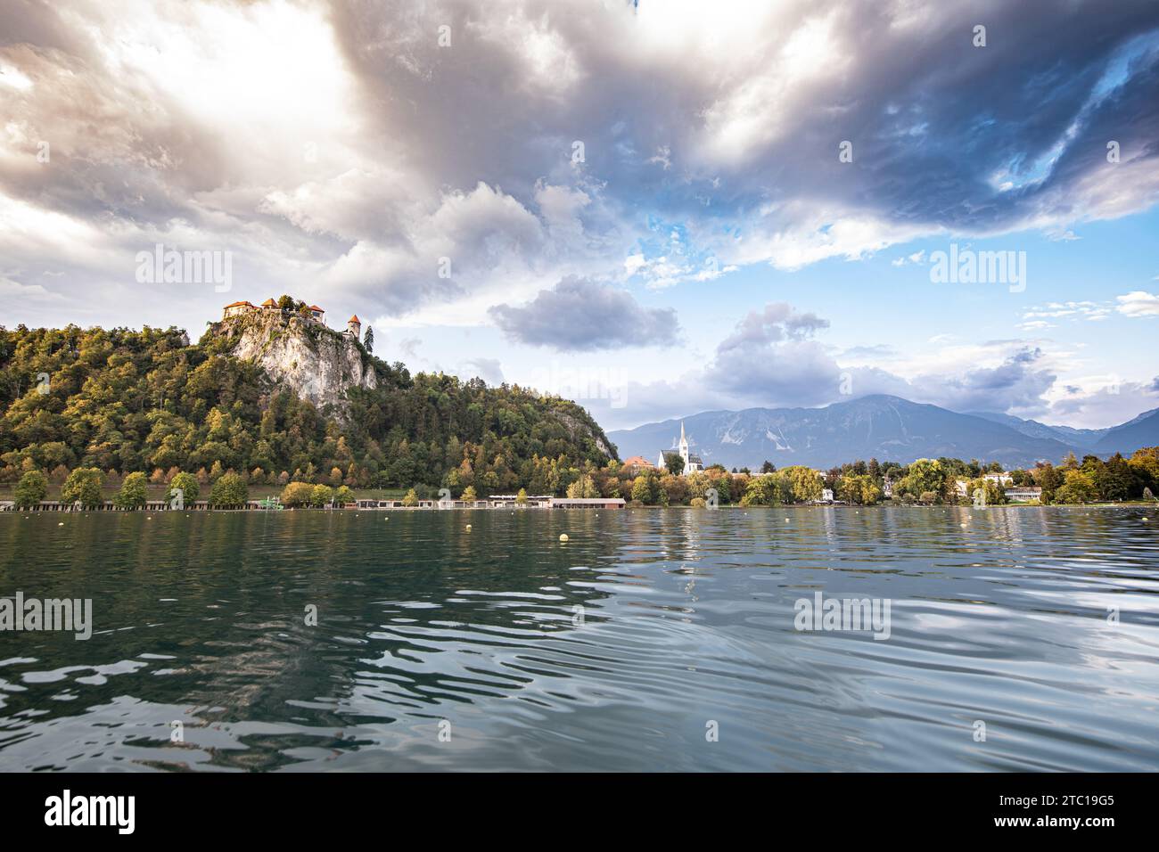 Vue panoramique sur le lac de Bled en Slovénie, en Europe et ses environs avec le château de Bled debout sur la falaise rocheuse au-dessus du lac Banque D'Images