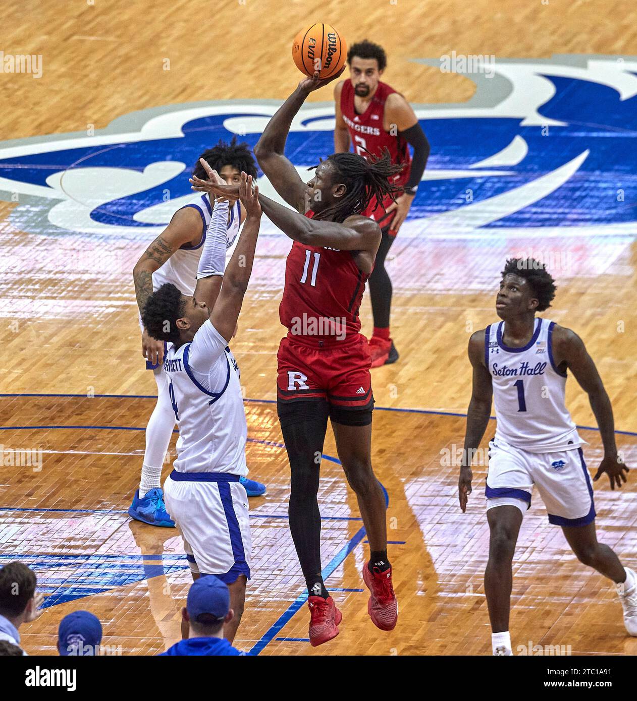 Clifford Omoruyi (11), Le Centre Des Rutgers Scarlet Knights, Tire Sur ...