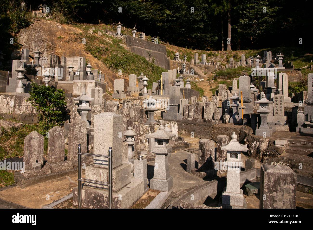 INE, Japon ; 1 octobre 2023 : cimetière à INE, un beau village de pêcheurs au nord de Kyoto. Banque D'Images