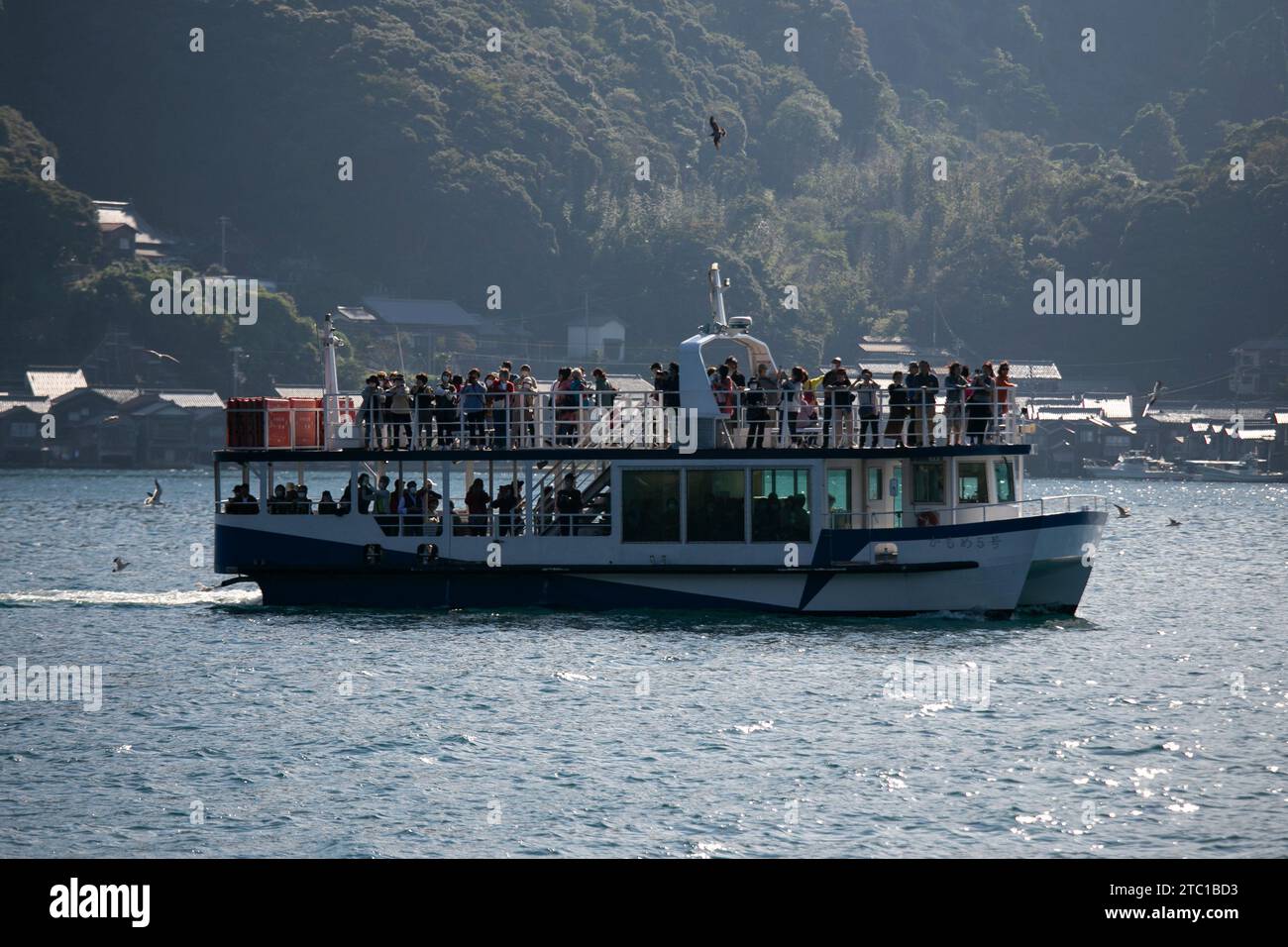 INE, Japon ; 1 octobre 2023 : un groupe de touristes sur un bateau dans la baie d'INE au nord de Kyoto. Banque D'Images