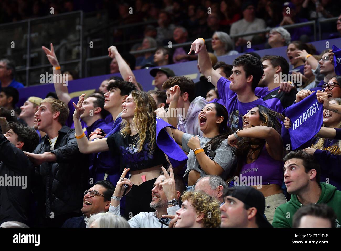 Seattle, WA, États-Unis. 09 décembre 2023. Les étudiants de Washington célèbrent tard dans le match de basket-ball de la NCAA entre les Gonzaga Bulldogs et les Washington Huskies au HEC Edmundson Pavilion à Seattle, WA. Washington a battu Gonzaga 78-73. Steve Faber/CSM/Alamy Live News Banque D'Images