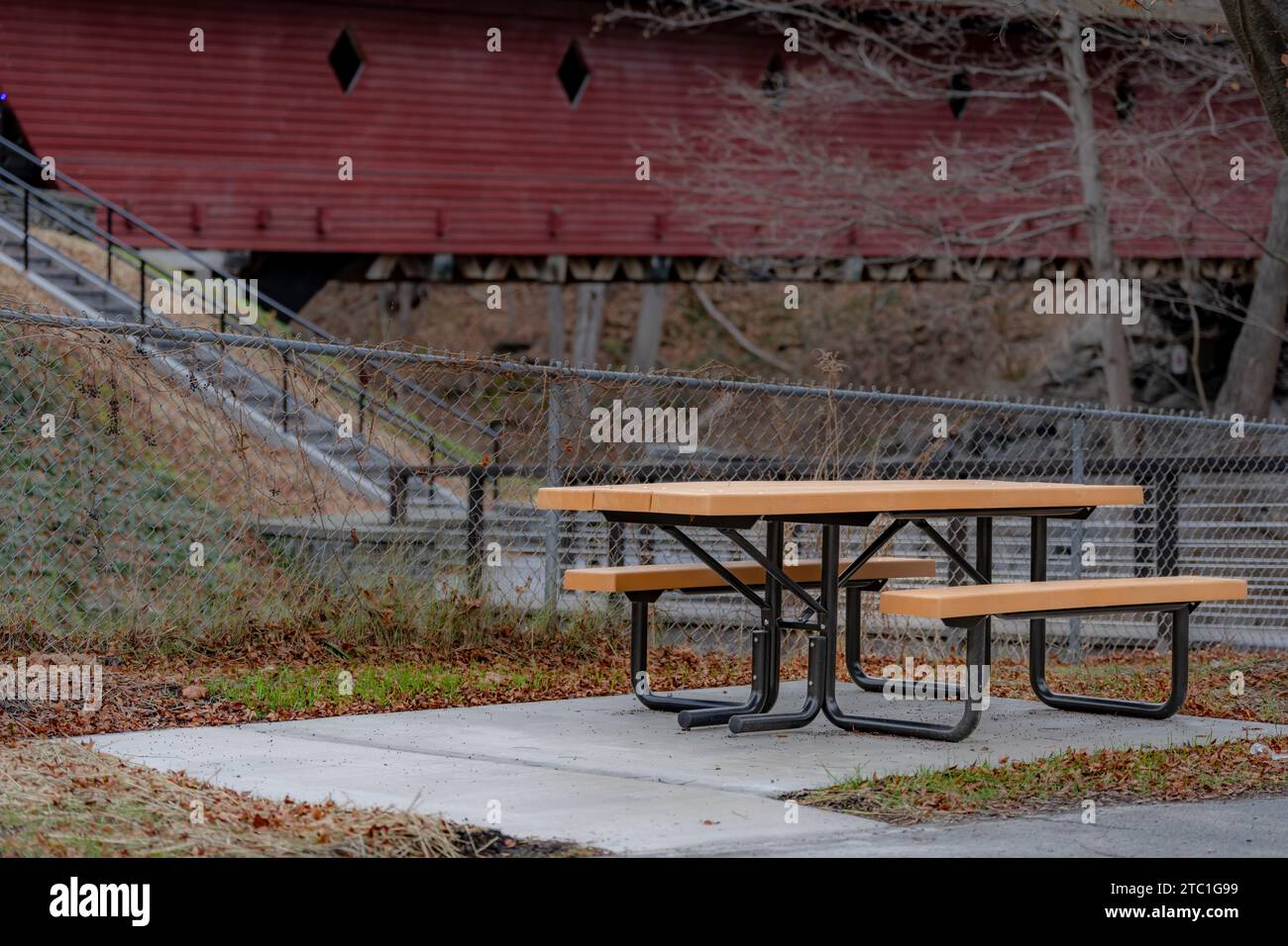 Table de pique-nique ADA accessible en fauteuil roulant avec surface en béton. Banque D'Images