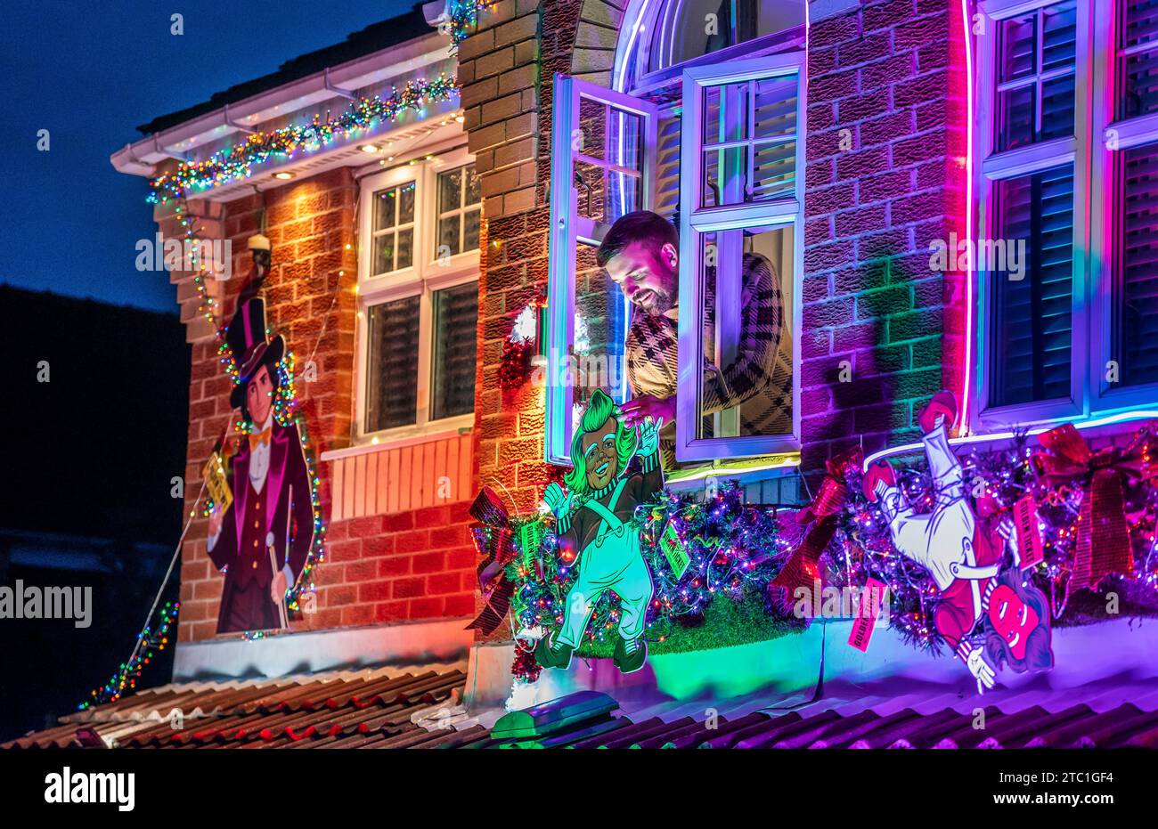 Michael Fenning met la touche finale à sa maison sur le thème Wonka à Doncaster. Le couple marié Michael et Paul Fenning ont décoré leur maison avec des décorations de Noël Wonka pour coïncider avec la sortie du film Wonka. Date de la photo : Vendredi 8 décembre 2023. Banque D'Images