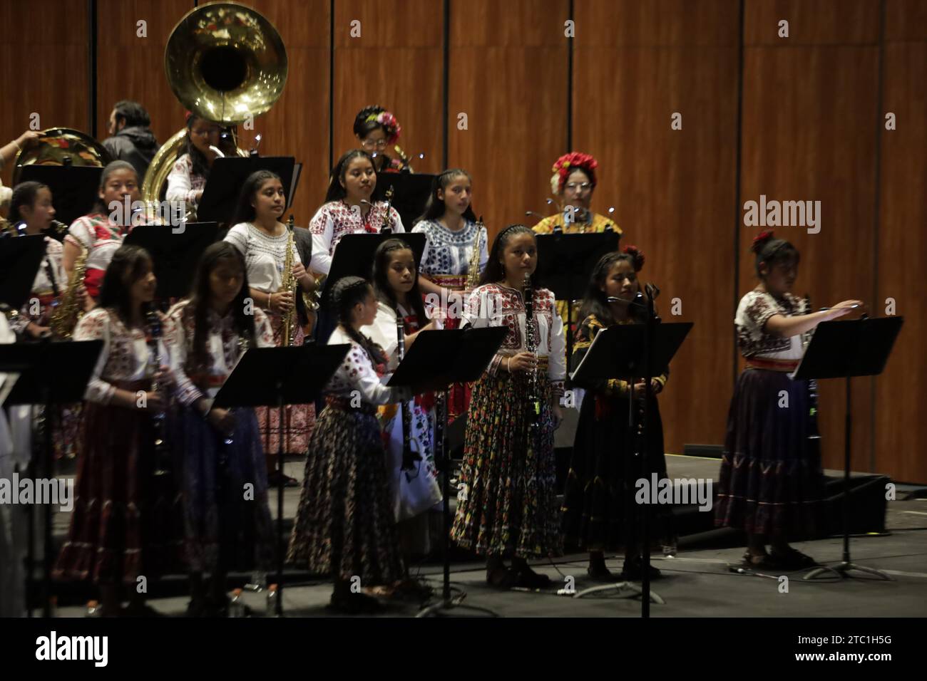 Mexico, Mexique. 09 décembre 2023. Les membres de l’Orchestre Viento Florido, composé de 48 musiciennes de diverses communautés autochtones de l’État d’Oaxaca, accompagnent la chanteuse chilienne mon Laferte dans une salle complète au Palacio de Bellas Artes à Mexico, le 09 décembre 2023. Ils interprètent plusieurs chansons et rendent hommage à Chavela Vargas, Vivir Quintana et Juan Gabriel. (Photo de Gerardo Vieyra/NurPhoto) crédit : NurPhoto SRL/Alamy Live News Banque D'Images