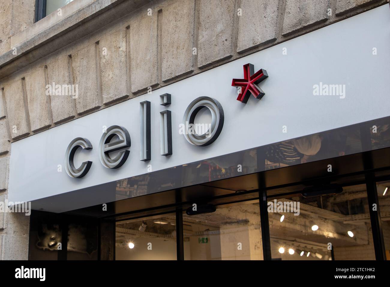 Bordeaux , France - 11 16 2023 : enseigne celio logo boutique et texte de marque en magasin pour la chaîne de magasins de mode hommes Banque D'Images