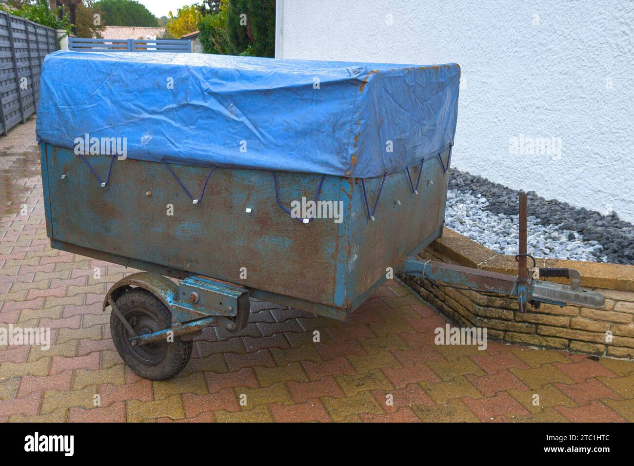Remorque utilitaire remorque à bagages avec bâche bleue Banque D'Images