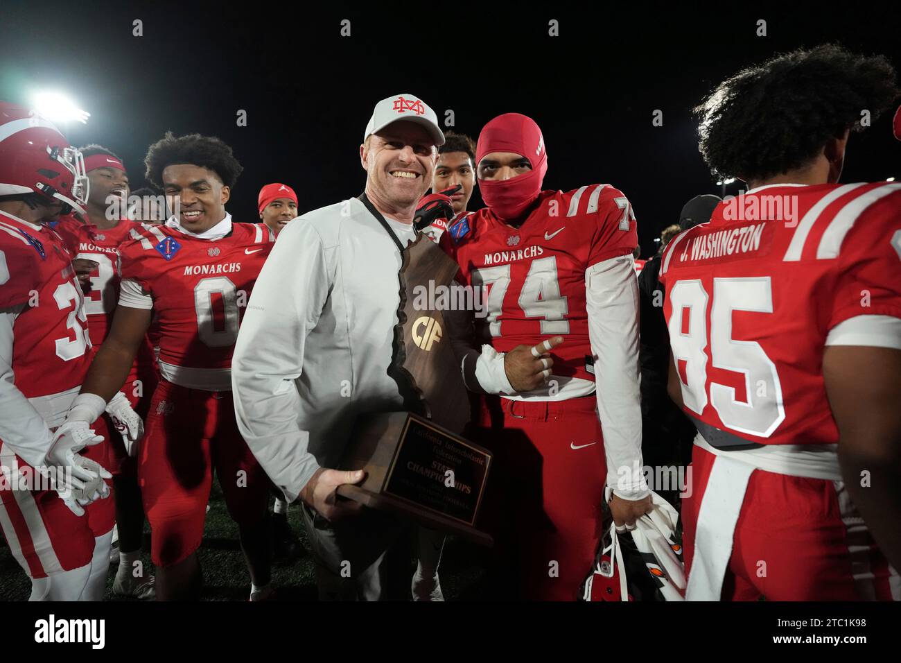 Mater Dei Monarchs coach Frank McManus poses with defensive lineman VJesus Venegas (74) after 35-0 victory over the Serra Padres in the CIF Open Division high school football state championship game, Saturday, December 9, 2023, in Mission Viejo, Calif. (Kirby Lee via AP) Banque D'Images