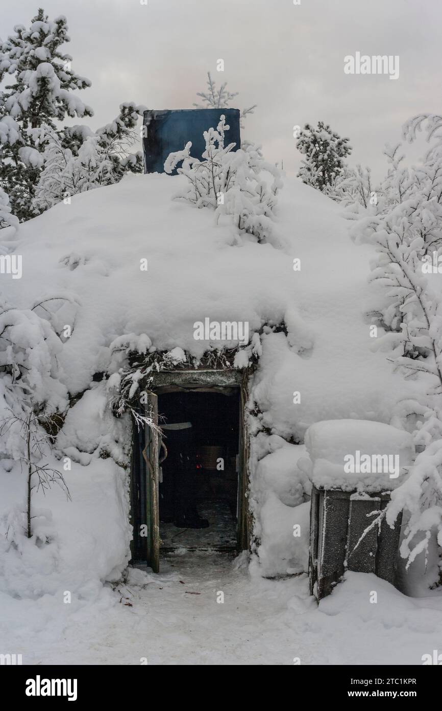 Saariselka, Finlande - 29 novembre 2010 : un Sami 'kota' couvert de neige. Le kota (ou goahti), est une cabane ou tente Sami. Banque D'Images Saariselka, Finlande - 29 novembre 2010 : un Sami 'kota' couvert de neige. Le kota (ou goahti), est une cabane ou tente Sami. Banque D'Images