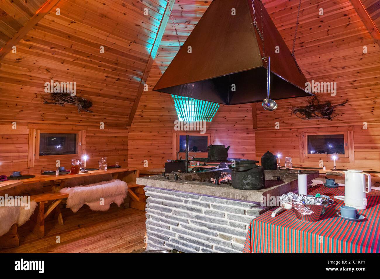 Saariselka, Finlande - 29 novembre 2010 : dans un Sami 'kota' utilisé pour organiser un dîner pour les touristes. Le kota (ou goahti), est une cabane ou tente Sami. IT Banque D'Images Saariselka, Finlande - 29 novembre 2010 : dans un Sami 'kota' utilisé pour organiser un dîner pour les touristes. Le kota (ou goahti), est une cabane ou tente Sami. IT Banque D'Images