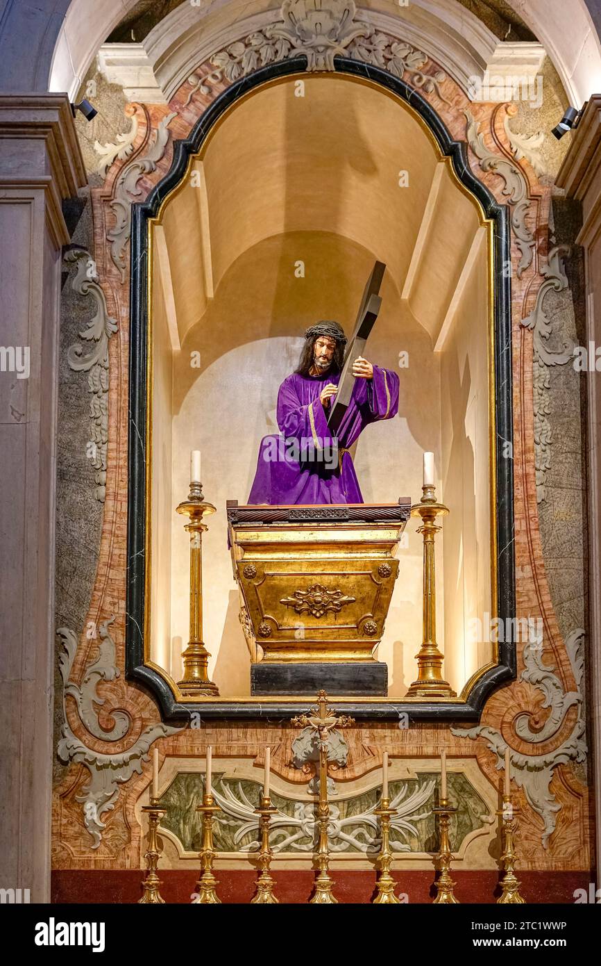 Figure religieuse, `Senhor dos Passos` à l'église de Nossa Senhora da Conceição Velha Banque D'Images