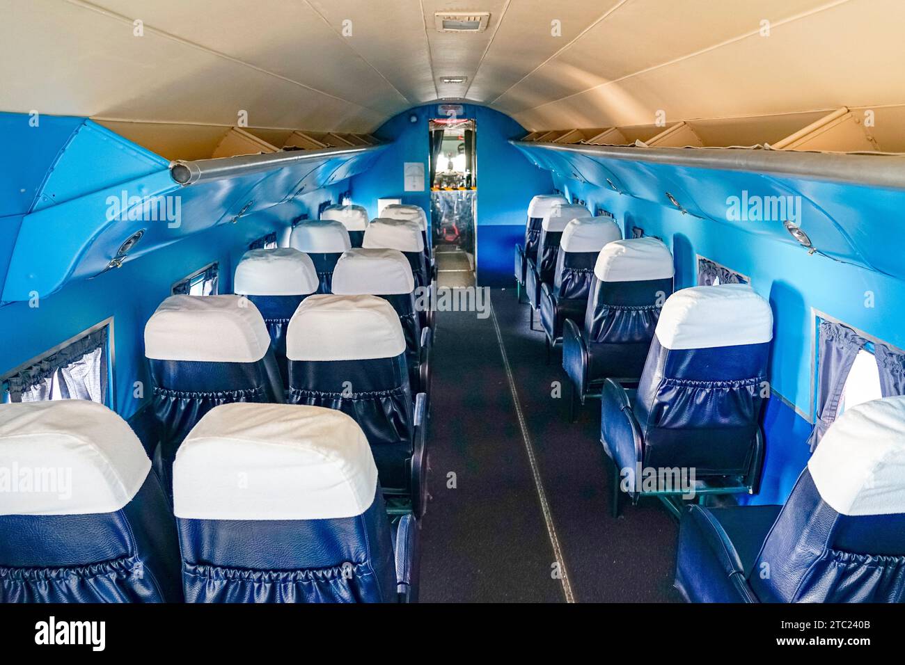 Avion de passagers Dakota DC-3 avec un intérieur bleu qui a volé la ligne Lisbonne-Lourenço marques dans les années 60 et 70 ROBINET, sintra-portugal.12-12-2023 Banque D'Images