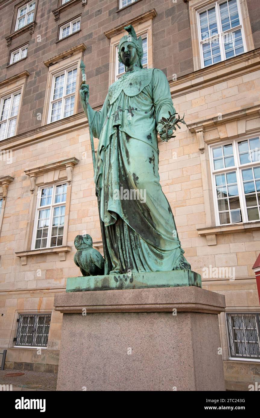Statue de la déesse Minerve (par le sculpteur danois Herman Wilhelm Bissen, 1798-1868) dans la cour du palais Christiansborg, Copenhague, Danemark Banque D'Images