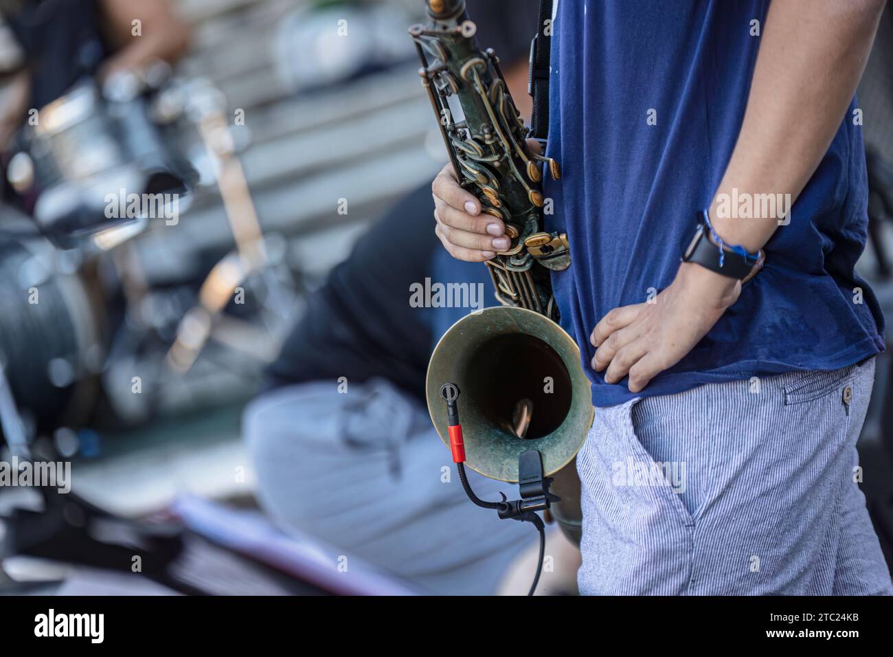 Gros plan des mains d'un musicien jouant de la trompette lors d'un spectacle vivant vibrant en plein jour. Banque D'Images