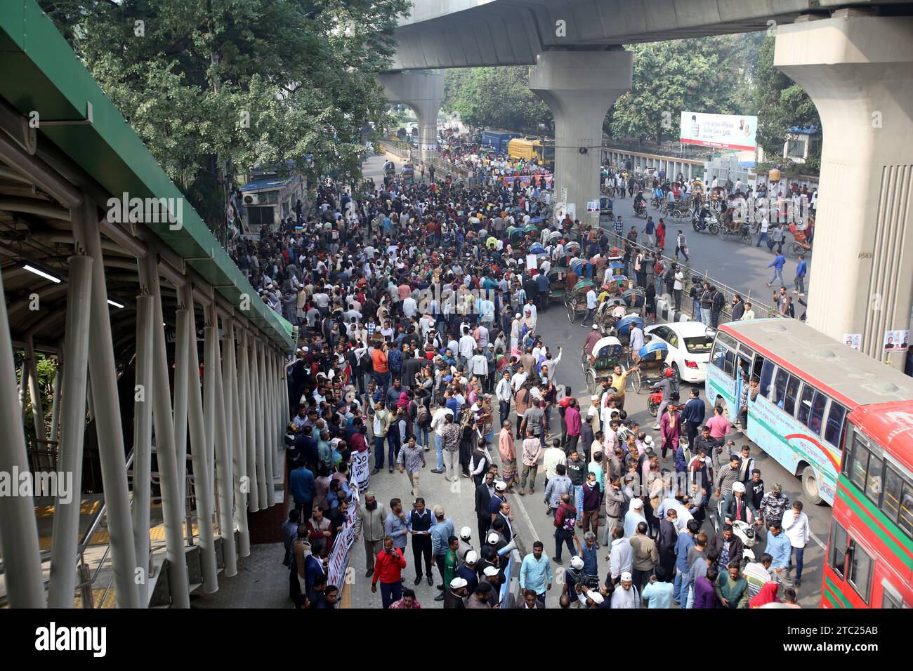 Dhaka, Wari, Bangladesh. 10 décembre 2023. Les membres de la famille et les partisans du Parti nationaliste du Bangladesh (BNP) forment une chaîne humaine devant le National Press Club à Dhaka, Bangladesh, le 10 décembre 2023. Des membres de la famille et des partisans du Parti nationaliste du Bangladesh (BNP) se sont rassemblés devant le Club national de la presse pour marquer la Journée internationale des droits de l'homme en criant des slogans et en protestant contre les violations des droits de l'homme contre les dirigeants et les militants du BNP. Crédit : ZUMA Press, Inc./Alamy Live News Banque D'Images