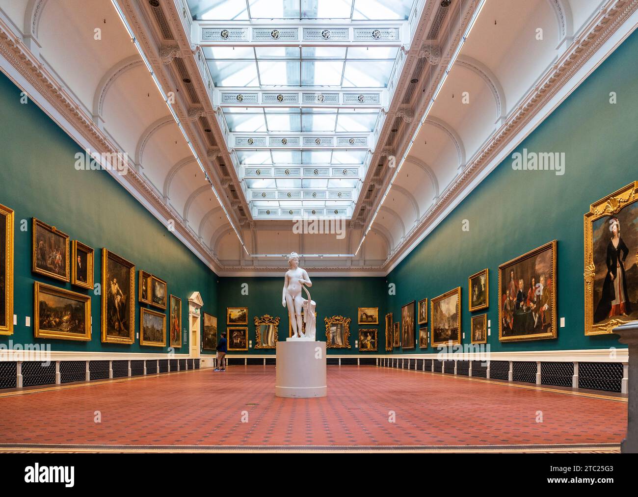 La Grande Galerie avec l'art européen du 18e au 19e siècle, dans la Galerie nationale d'Irlande, centre-ville de Dublin, Irlande Banque D'Images