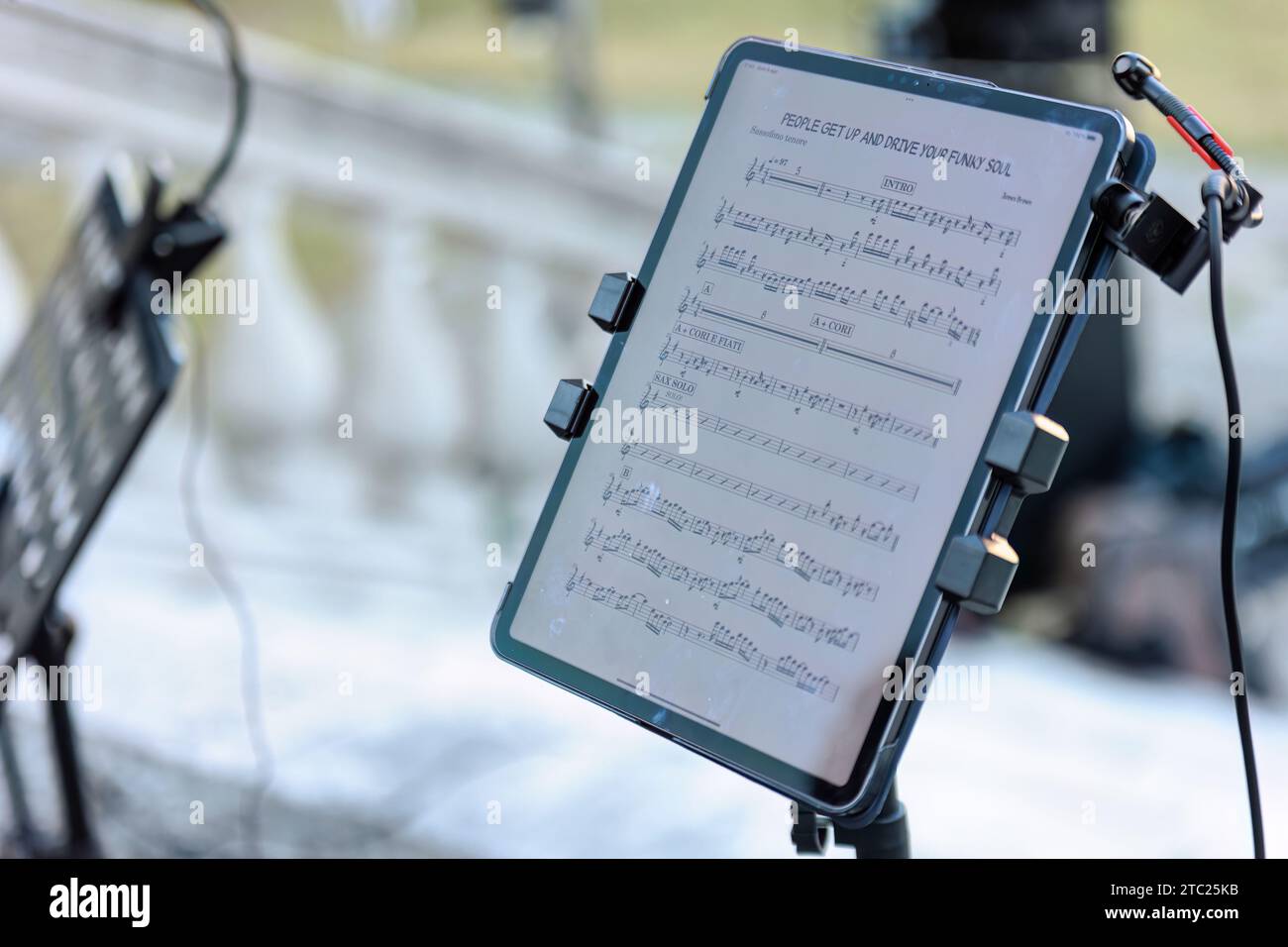 Tablette affichant une partition musicale, prête pour un concert live. Banque D'Images
