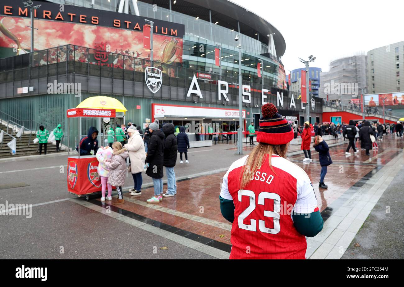 Les supporters arrivent pour le match de la Super League féminine de Barclays à l'Emirates Stadium de Londres. Date de la photo : dimanche 10 décembre 2023. Banque D'Images