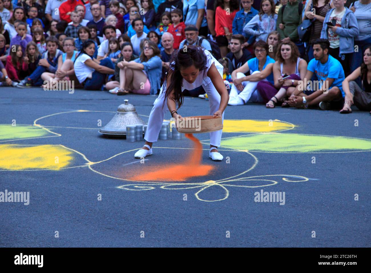 Festival des Arts de la rue. L'errance a dansé "Couleur du temps" par la compagnie Artonik de Marseille à Rochefort, France Banque D'Images