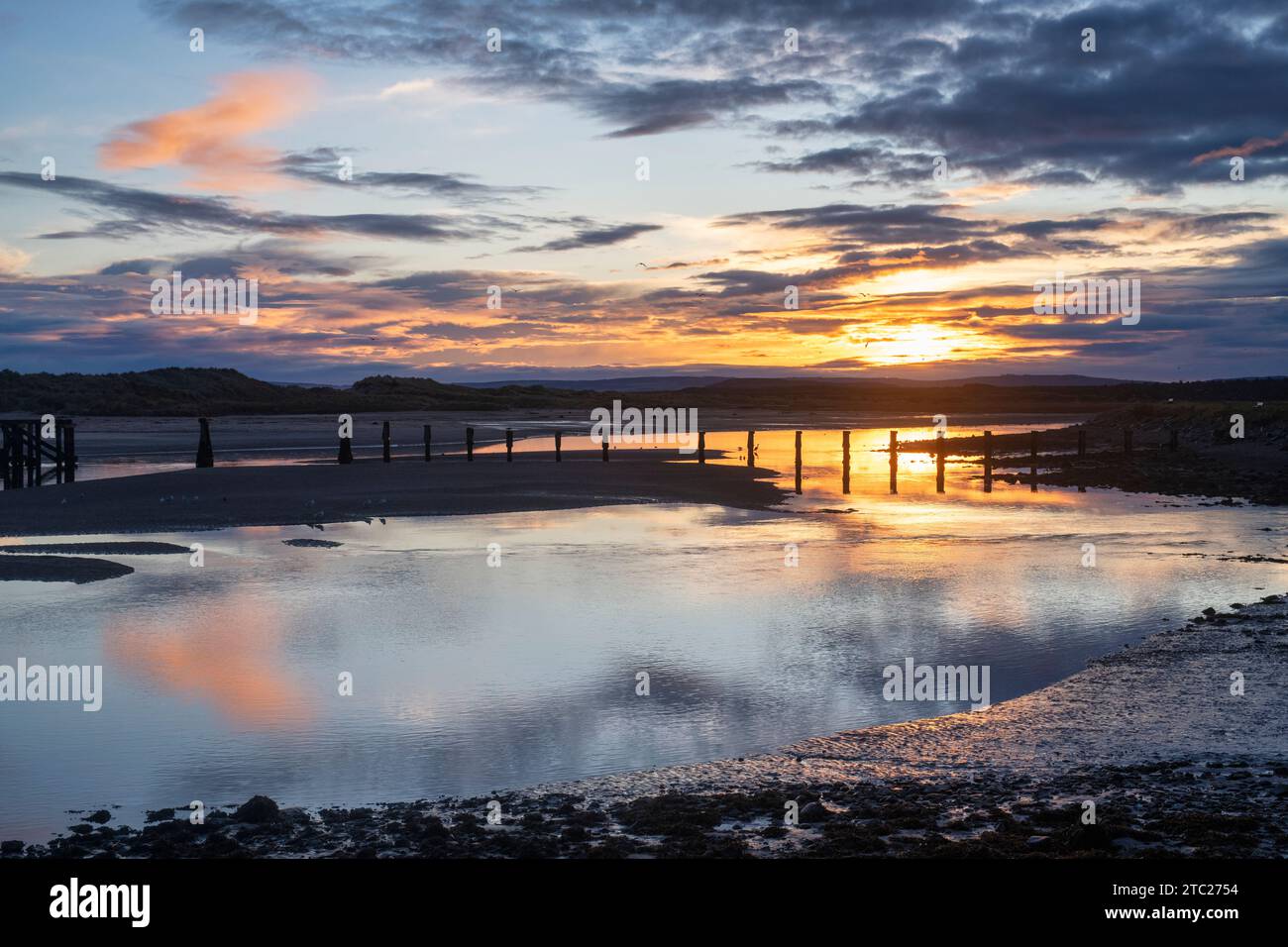 Lever de soleil d'hiver sur Rver Lossie et East Beach. Lossiemouth, Morayshire, Écosse Banque D'Images