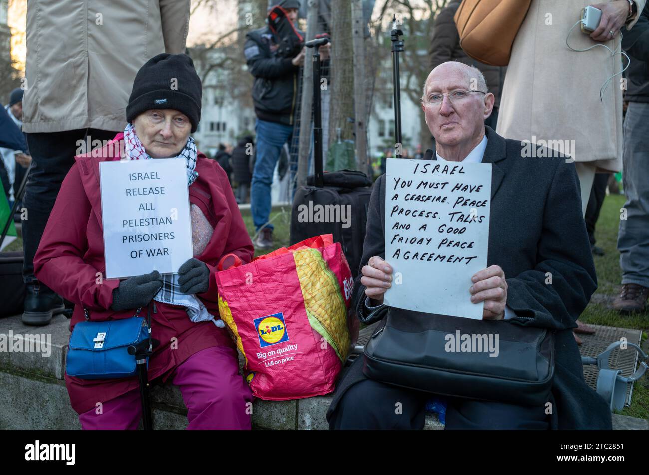 Londres, Royaume-Uni. 9 décembre 2023 : un couple anglais âgé tient des affiches appelant à la paix lors d'une manifestation pro-palestinienne appelant à la fin de l'atta israélienne Banque D'Images