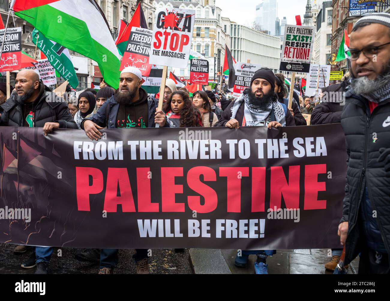 Londres, Royaume-Uni. 9 décembre 2023 : des manifestants musulmans pro-palestiniens brandissent une banderole disant "du fleuve à la mer..." et chanter lors d'une manifestation appelant à Banque D'Images