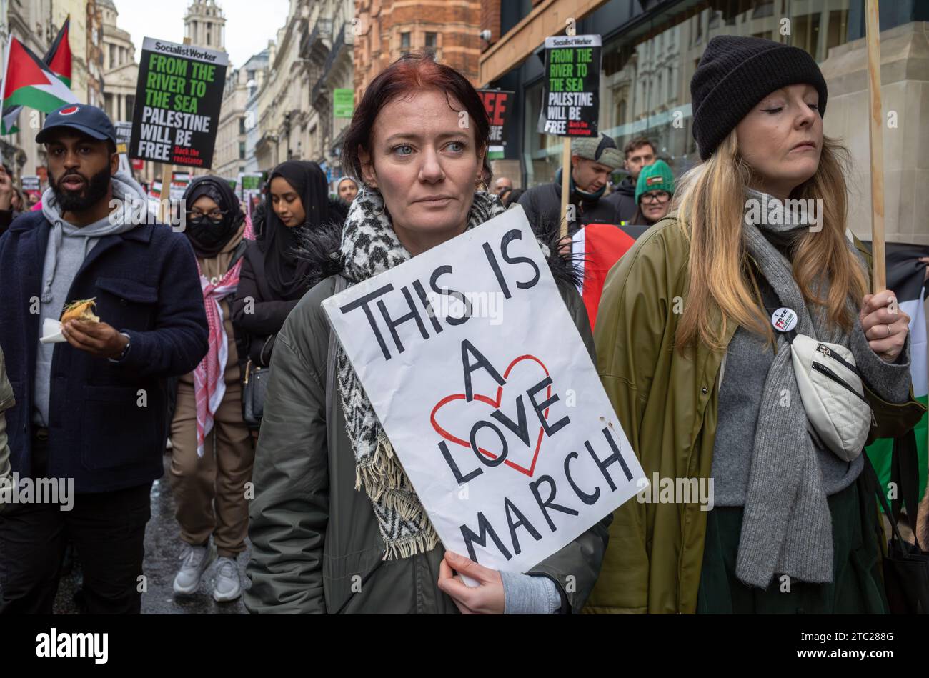 Londres, Royaume-Uni. 9 décembre 2023 : une femme porte une affiche disant "c'est une marche de l'amour" lors d'une manifestation pro-palestinienne appelant à la fin de l'attaque israélienne Banque D'Images