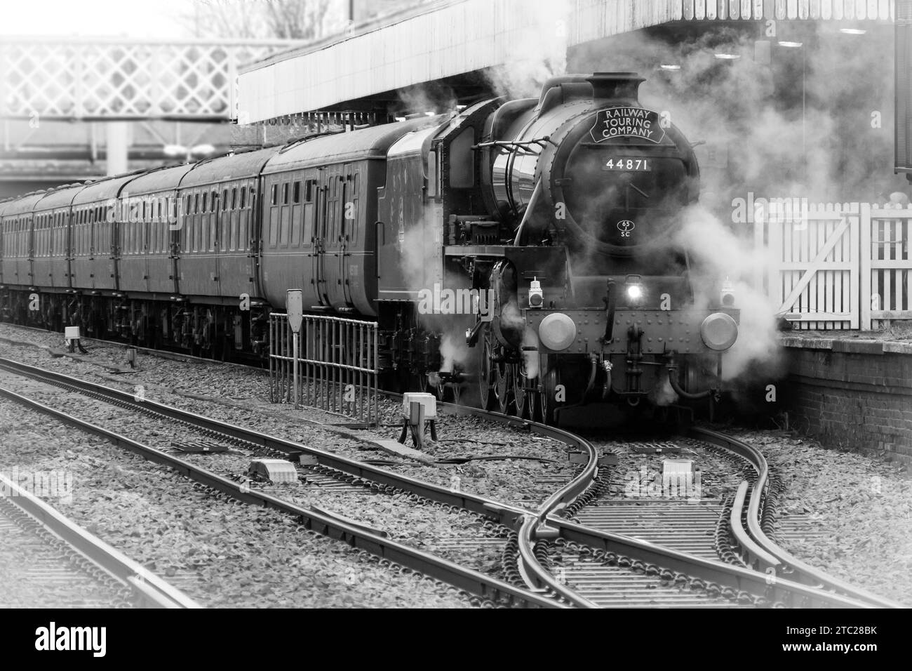 La Railway Touring Company Lincoln Christmas Express. Tiré par Black 5 Locomotive 44871 à Lincoln Station Banque D'Images