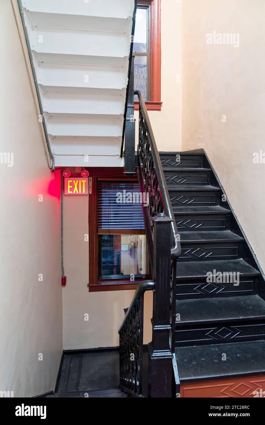 Un escalier et sortie de secours dans du batiment ancien de l'Upper West Side à Manhattan New-York Banque D'Images